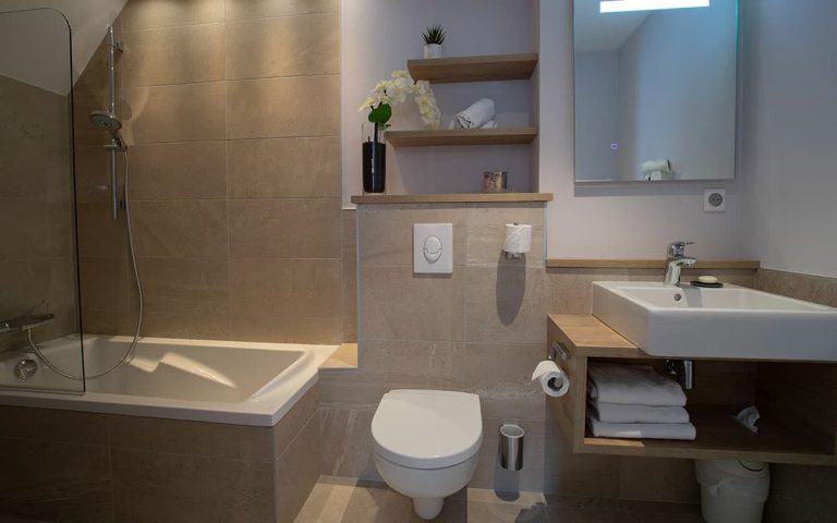 Salle de bain avec baignoire