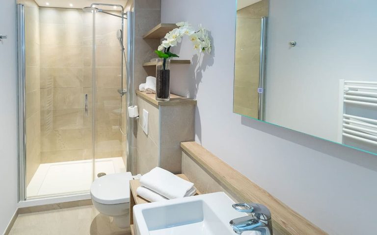 Salle de bain avec douche